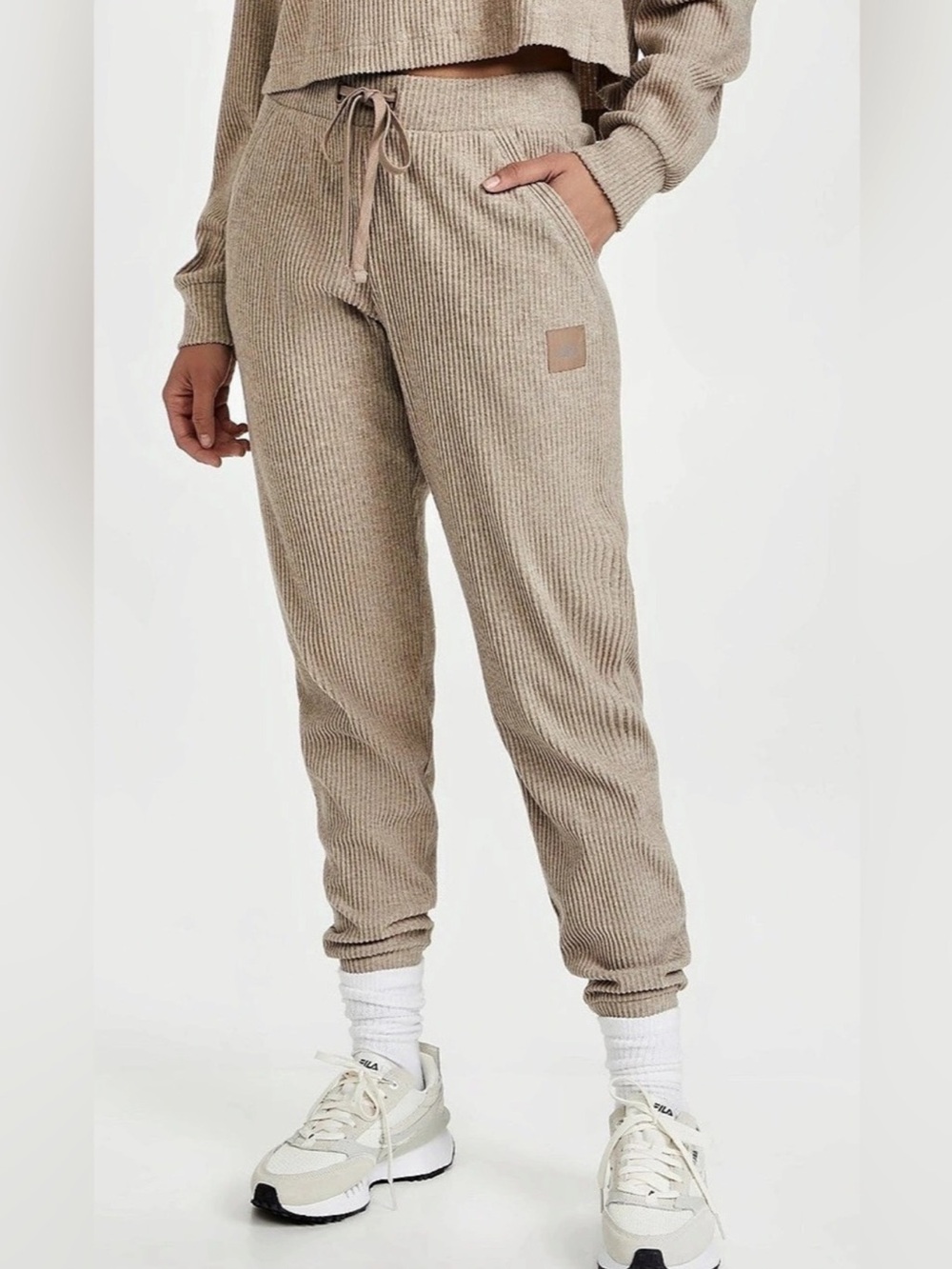 ALO Yoga Muse Ribbed Sweatpant Jogger in Beige | S